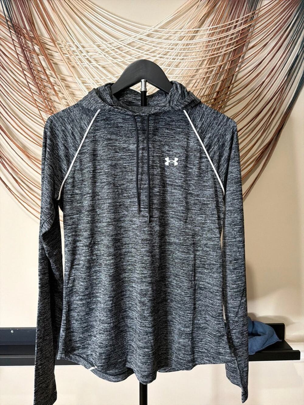 Under Armour loose hood athletic top EUC M 2952
